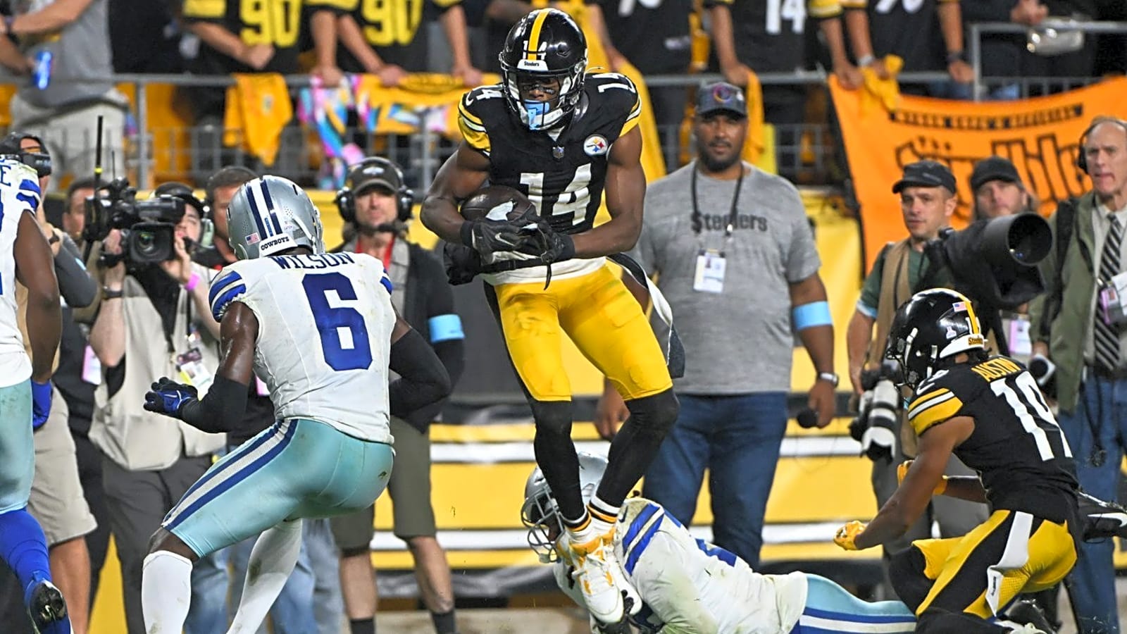 Dallas Cowboys Make Intriguing Wide Receiver Move After Stunning George Pickens Trade