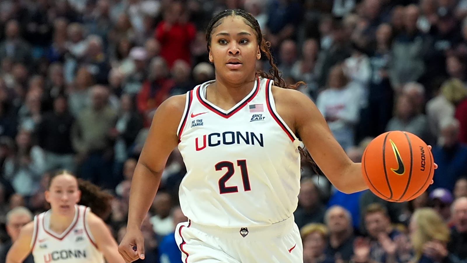 UConn's Strong outduels Hidalgo in Elite Eight win over Notre Dame