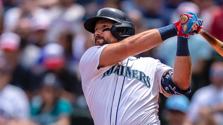 Mariners slugger passes legend as he continues historic pace  
