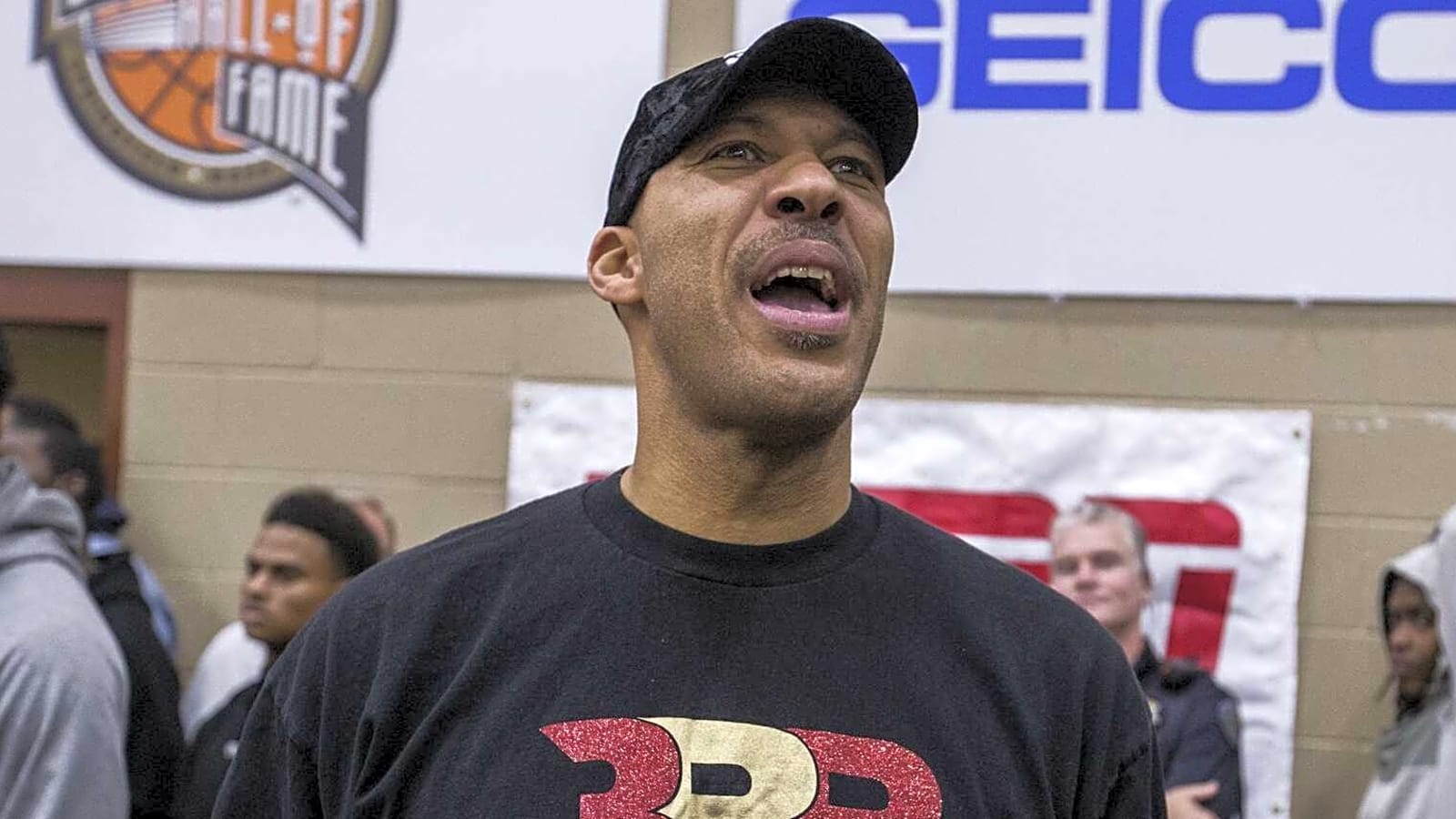LaVar Ball changes tune, wants sons on Lakers after sale