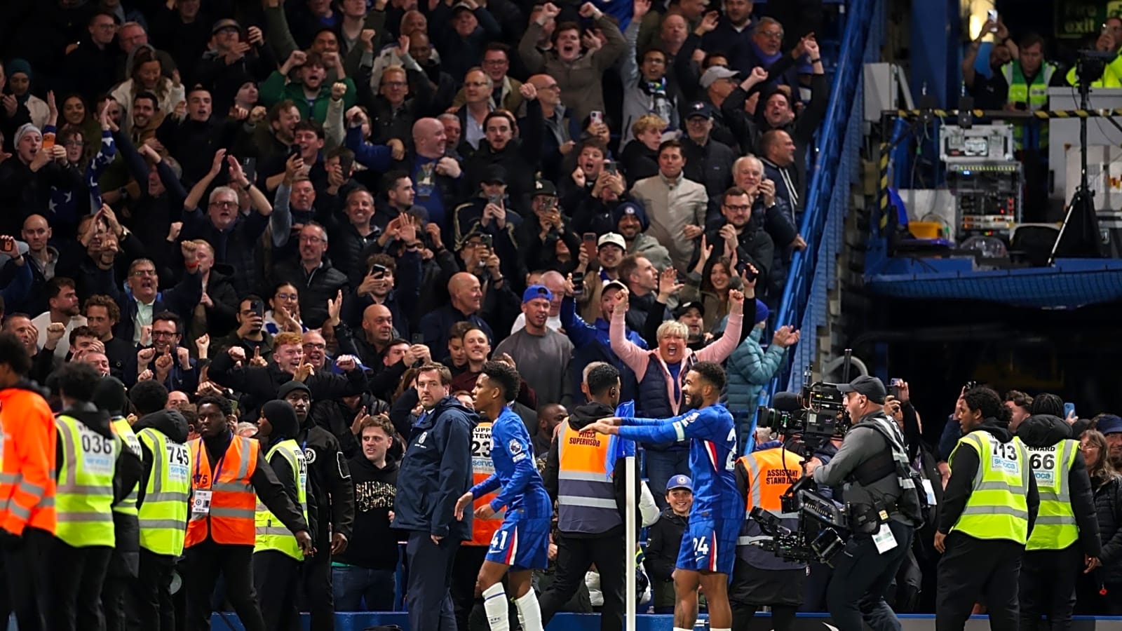 ‘How is that possible?’ – What Van Dijk said to Anthony Taylor after final whistle on Saturday