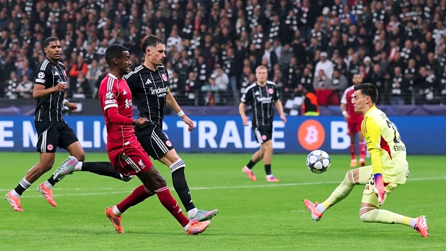‘Difficult balance…’ – Slot explains why he substituted Alexander Isak at half-time in Frankfurt