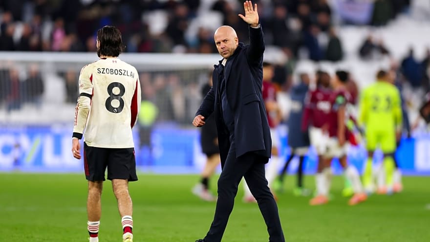 ‘Tipping them to lose…’ – Chris Sutton makes tentative Liverpool v Sunderland prediction