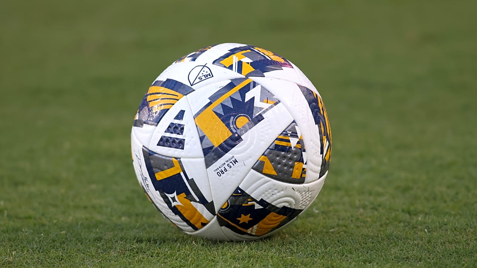 Arsenal hijack rivals in stunning swoop for Premier League star