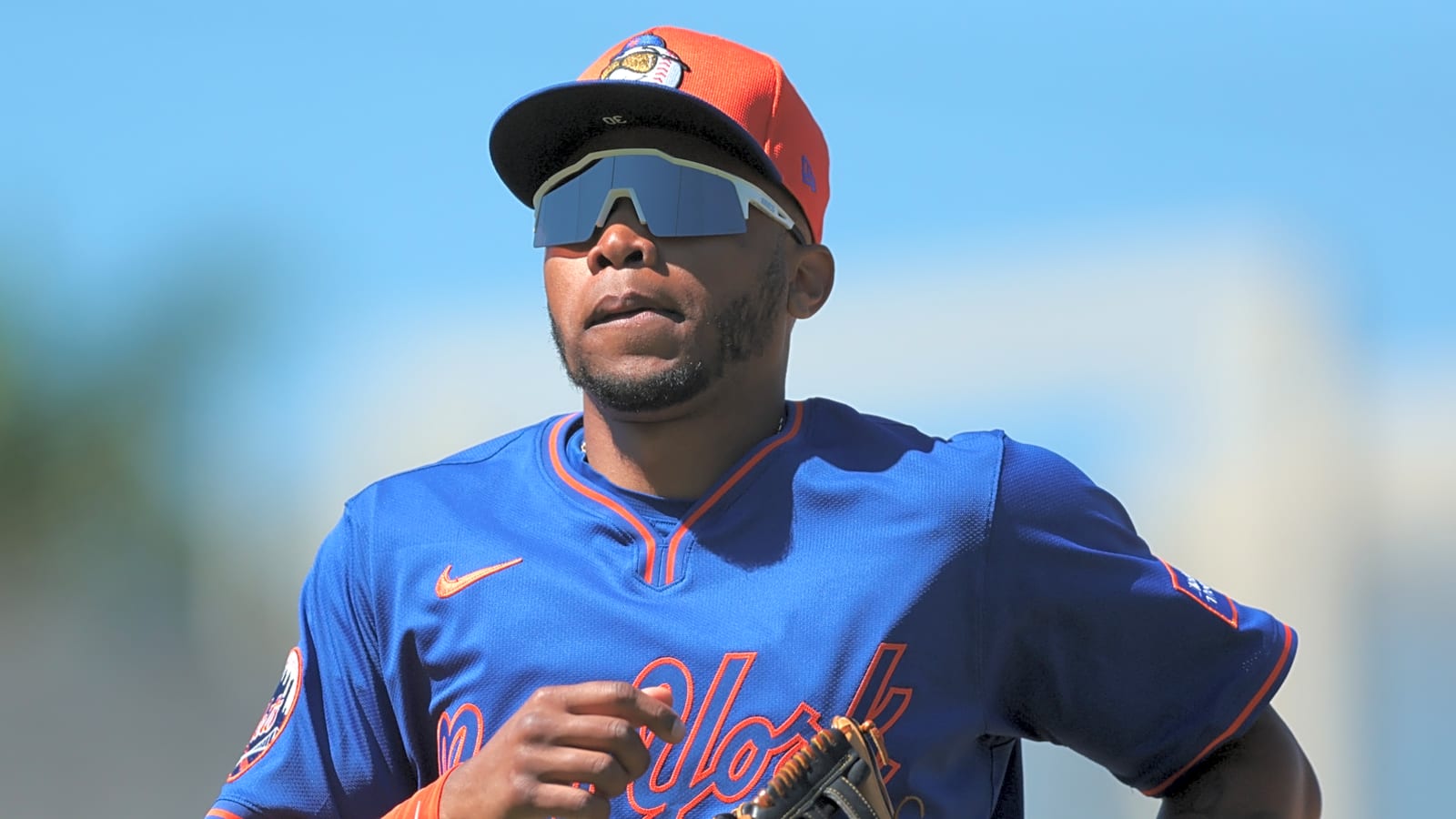 Mets select contract of outfielder Jose Azocar