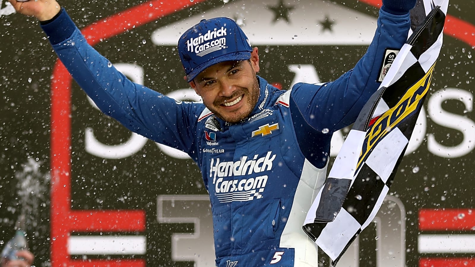 Kyle Larson dominates Xfinity Series race at Bristol 