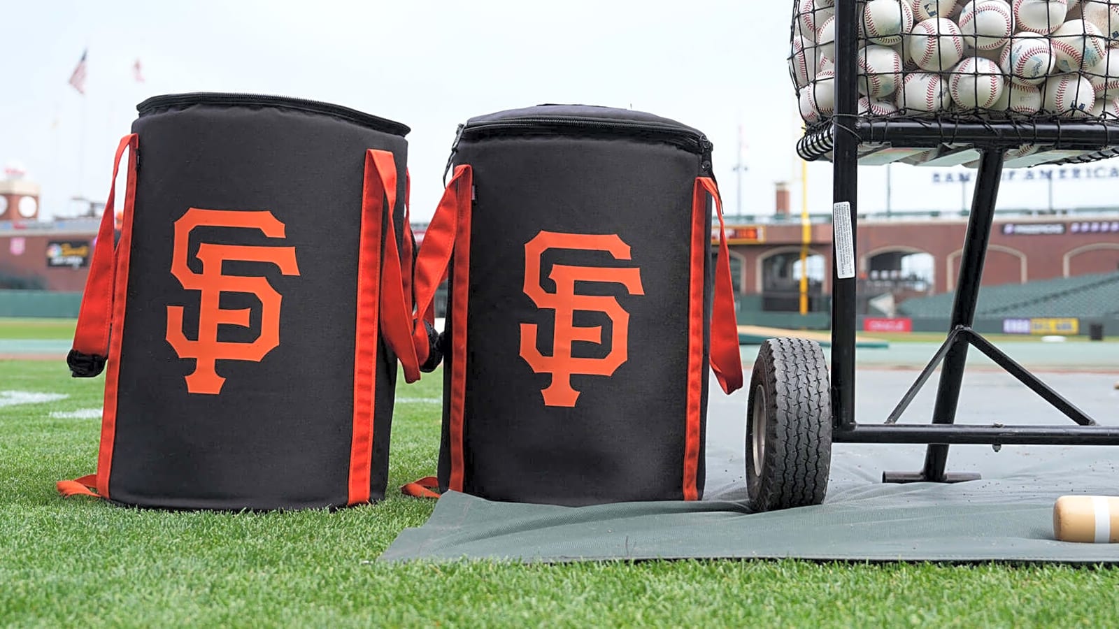 Giants select contract of 28-year-old right-hander