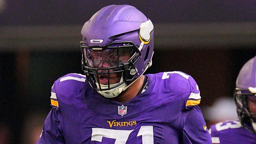 Vikings await update after Christian Darrisaw suffers 2 injuries against Dolphins