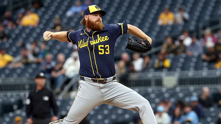 Brandon Woodruff accepts qualifying offer from Brewers