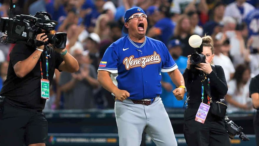 Omar Lopez shares moment with Francisco Cervelli after Venezuela-Italy WBC game
