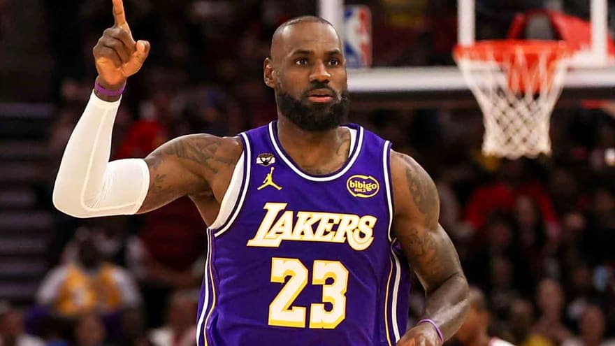 Lakers’ LeBron James fires back at fan during Warriors blowout