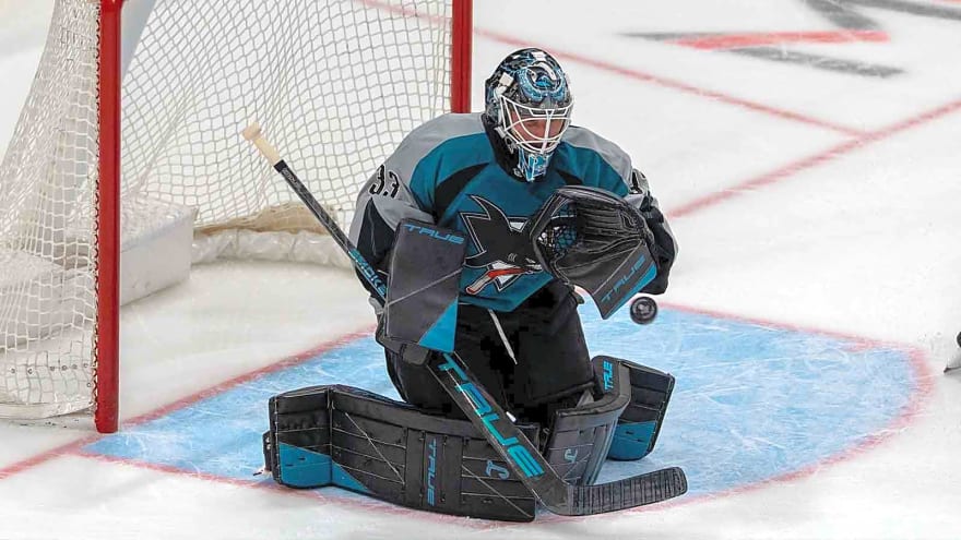 Sharks extend journeyman goaltender ahead of NHL trade deadline