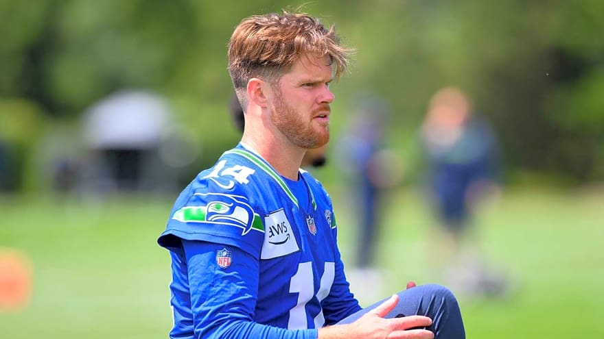 The QB Seahawks’ Sam Darnold should be watching before 2027 contract talks, per insider