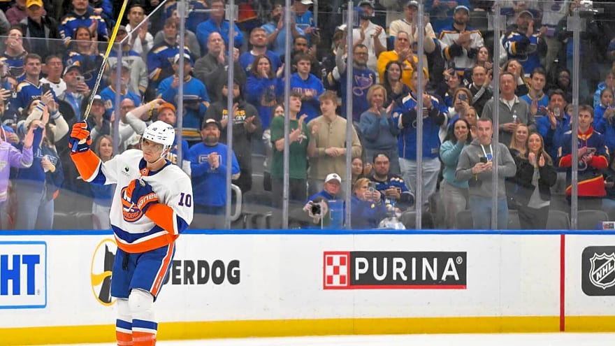 Brayden Schenn gets emotional during return video in Islanders win vs. Blues