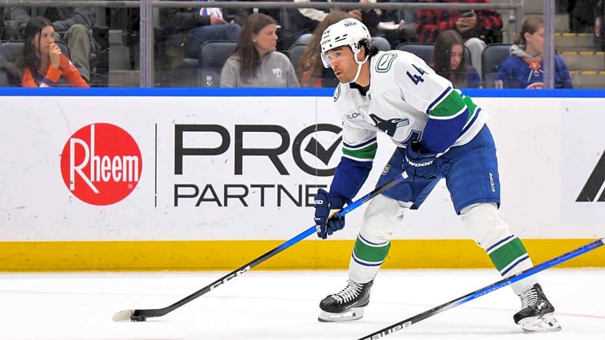  Kiefer Sherwood viewed as ‘great fit’ for Bruins after Canucks trade talks