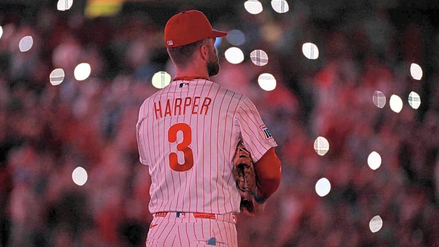 Bryce Harper shares hilarious messages he received from Phillies fans in right field