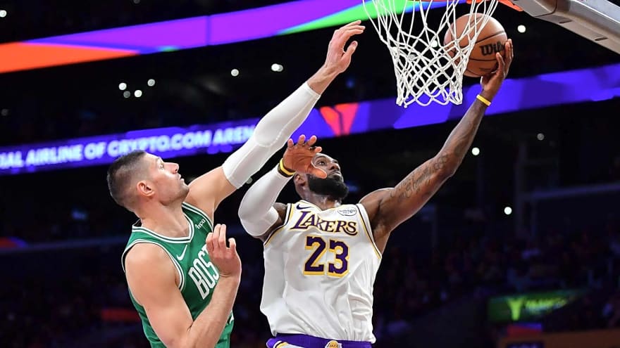 Lakers’ LeBron James shows major respect to Pat Riley after incredible halftime ceremony