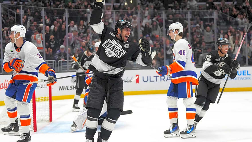 Kings fans welcome Anze Kopitar in epic fashion after setting franchise points record