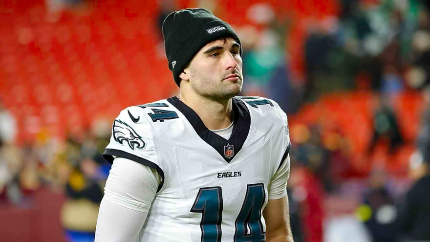 Cowboys sign quarterback away from NFC East rival