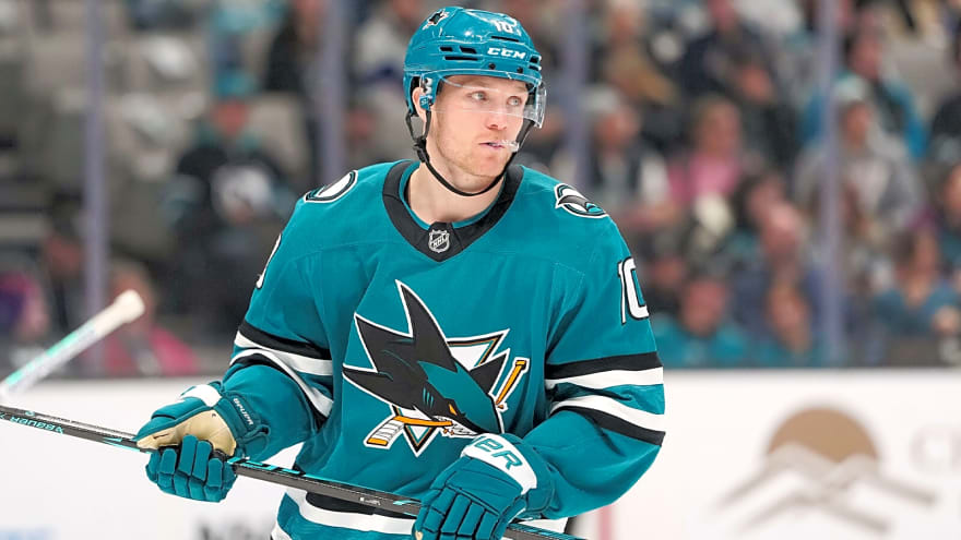 Sharks re-sign depth forward to 2-year contract extension amid playoff push