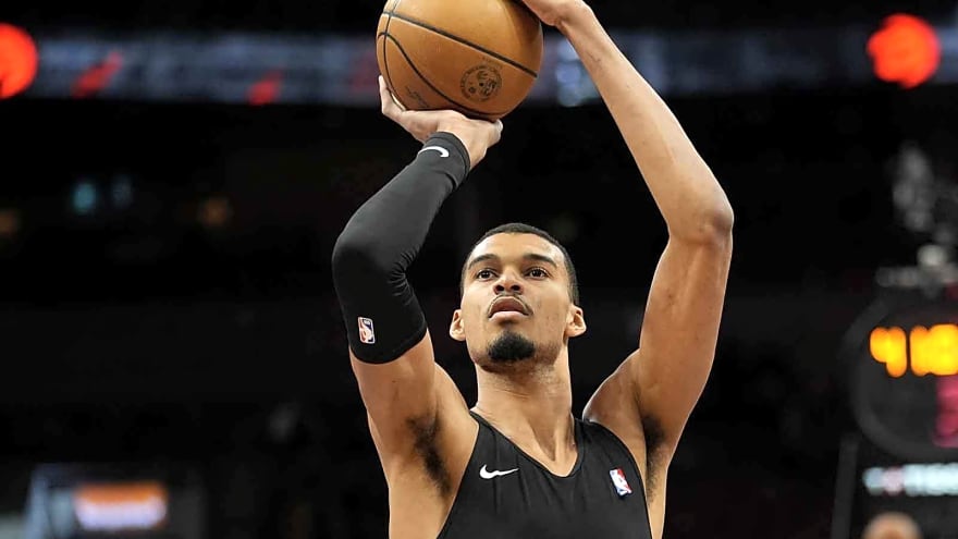 Spurs fan dresses up as actual alien for Victor Wembanyama warmup vs. Raptors