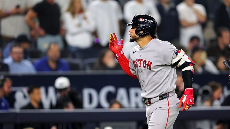 Red Sox's Willson Contreras Zips Lips Regarding Managerial Decisions