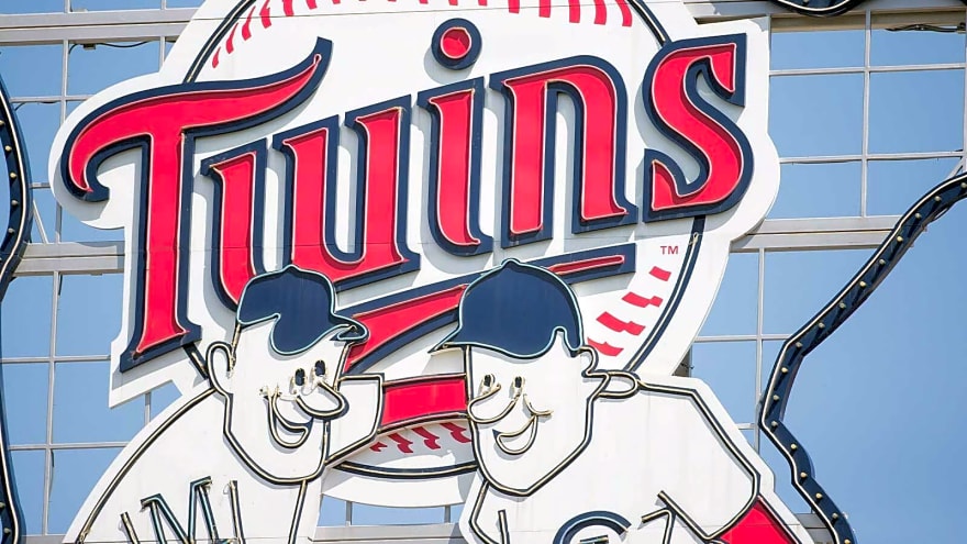 Twins Celebrity look-a-likes on Bark at the Park Night is everything