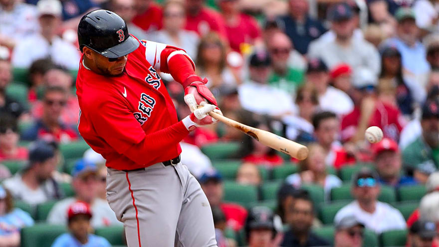 Red Sox 1B Willson Contreras forced to leave game after getting drilled in hand