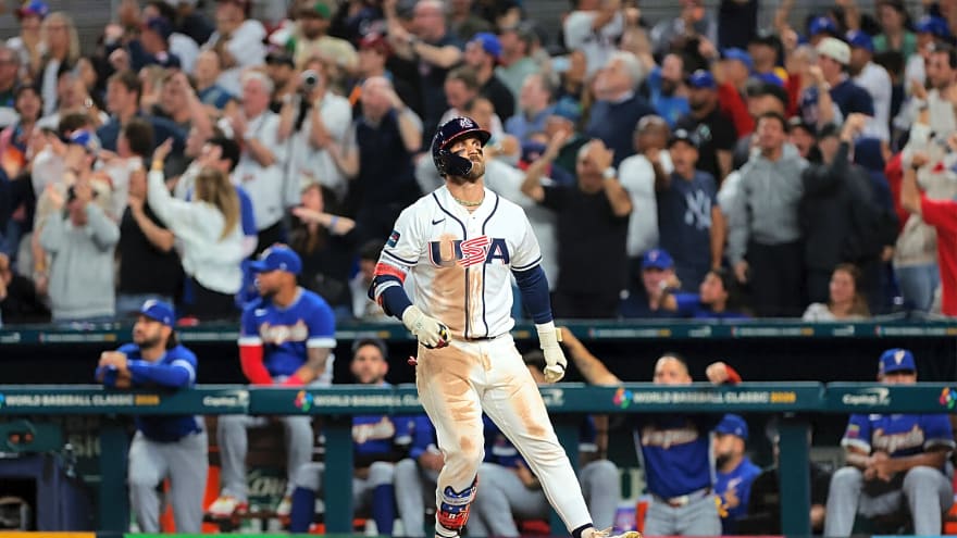 What Bryce Harper said after giving out hugs to Venezuelan WBC champs