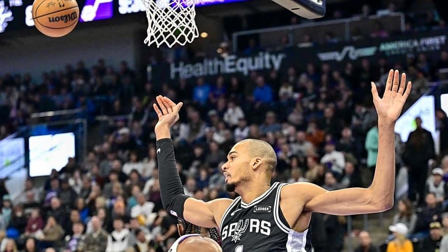Victor Wembanyama caps wild sequence with Derik Queen posterization