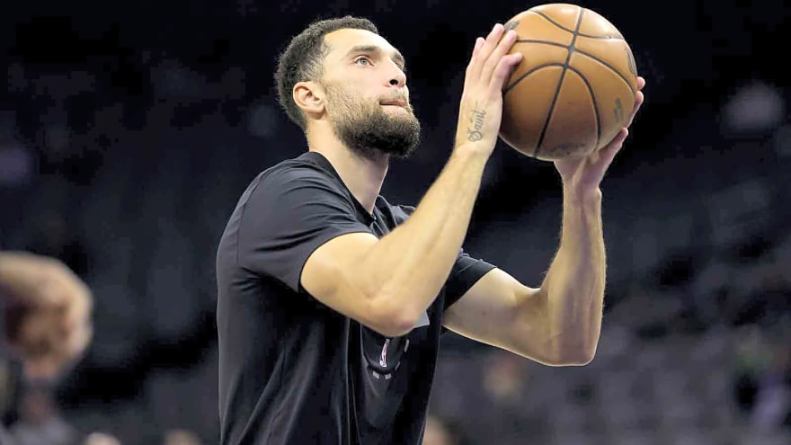 Kings’ Zach LaVine seems totally checked out as fan incident goes viral