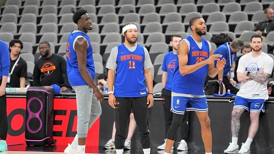 Brian Windhorst addresses ‘derogatory’ Knicks signs before Game 1 vs. Spurs