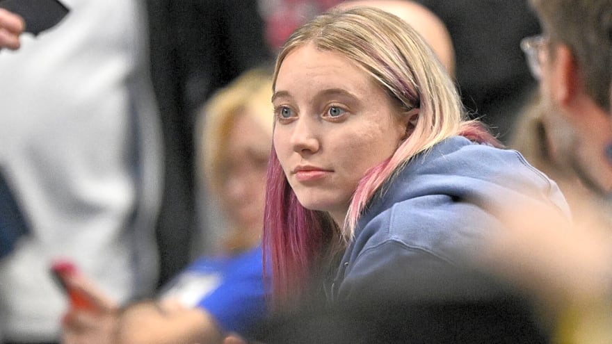 Watch Paige Bueckers’ perfect side-step 3-pointer against Caitlin Clark