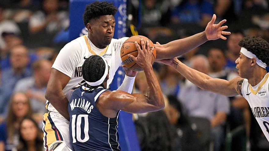 Pelicans’ Derik Queen hits insane behind-the-back pass for a Trey Murphy III slam