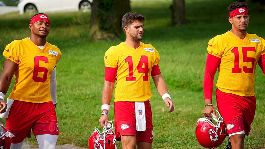 Chiefs taking major risk continuing Justin Fields experiment behind Patrick Mahomes amid injury recovery