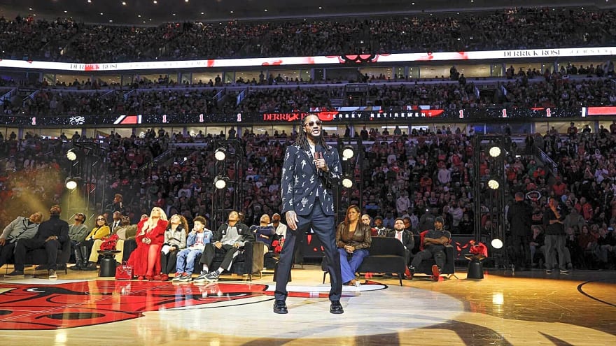 Derrick Rose gives Dwyane Wade reason for not wanting United Center statue