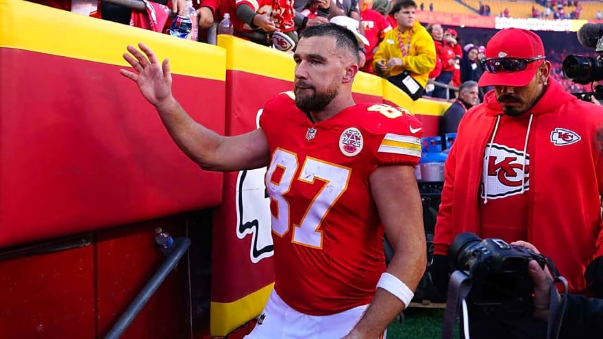 Travis Kelce apologizes to Chiefs celebrity superfan for missing playoffs