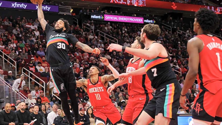Spurs’ Julian Champagnie outshoots the Rockets from 3-point range in 1st half