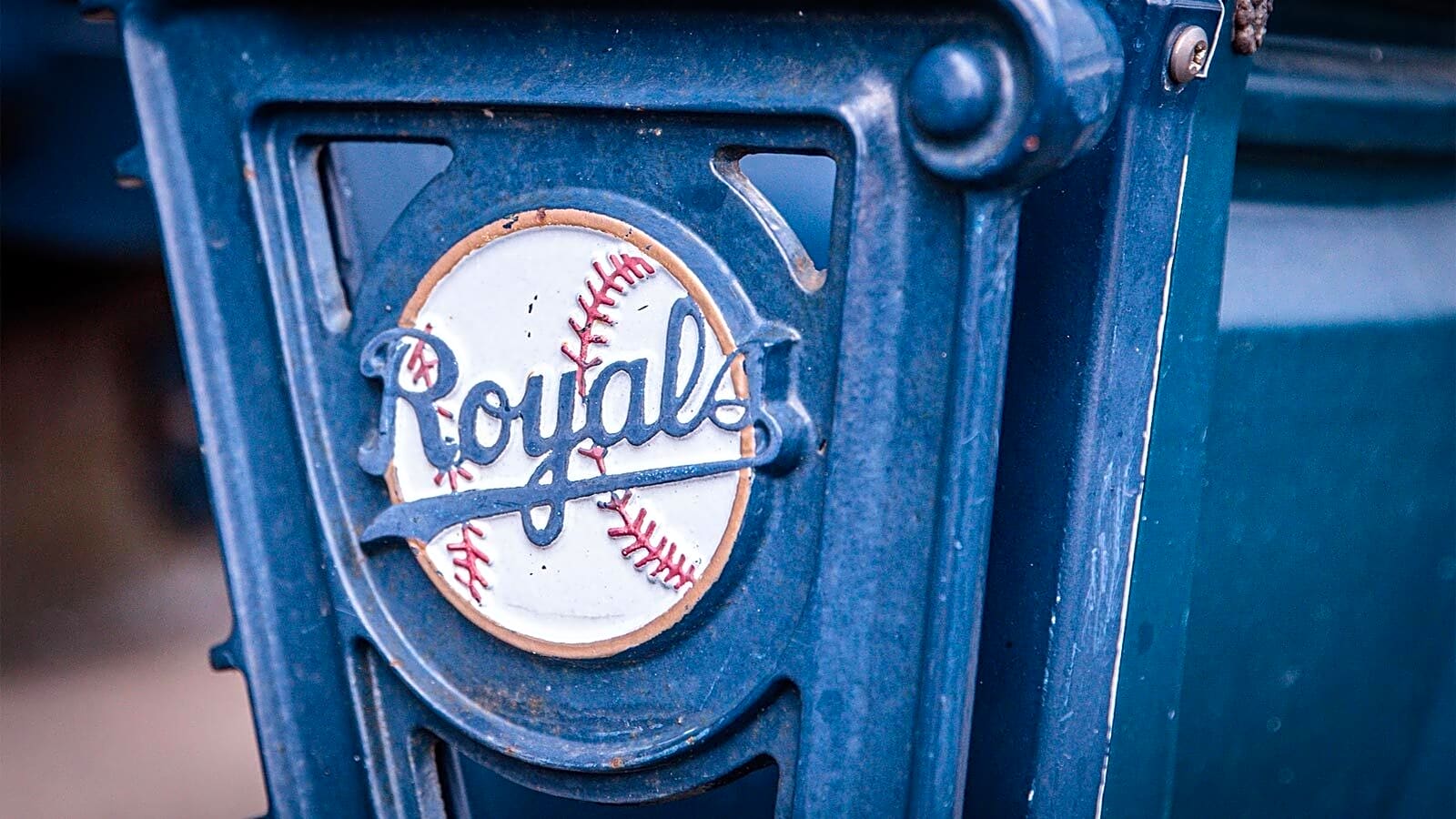 Royals acquire right-hander from Brewers for cash