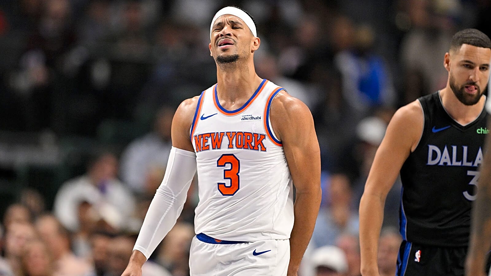 Knicks’ Josh Hart hilariously grabs a bite after courtside dive landing