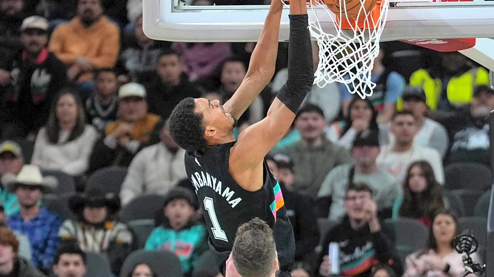 Spurs’ Stephon Castle connects with Victor Wembanyama for Area 51 backboard dunk vs. Cavs