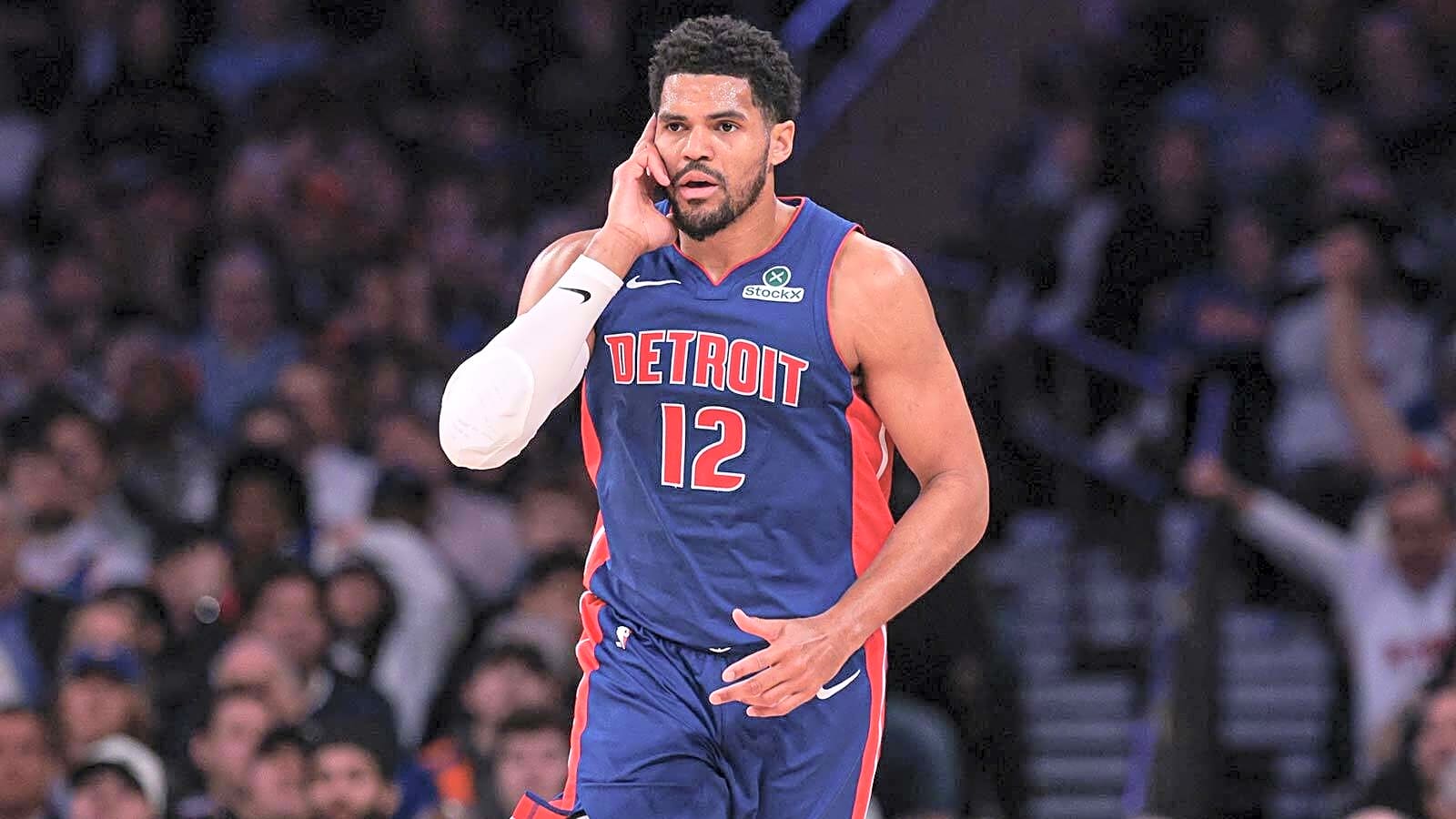 Pistons’ Tobias Harris posterizes Julian Champagnie in 1st quarter