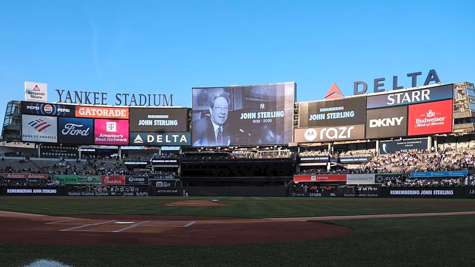 Yankees players make rare gesture during John Serling tribute