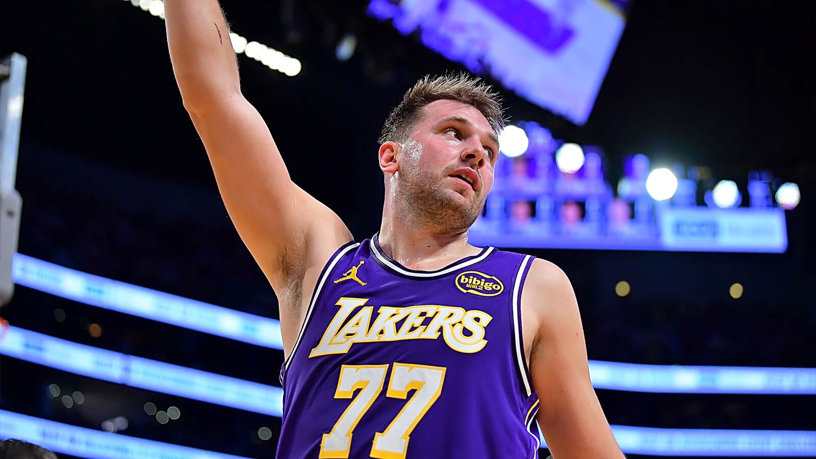 Lakers are sure glad Mavericks traded them a guy who could make unfathomable passes like this