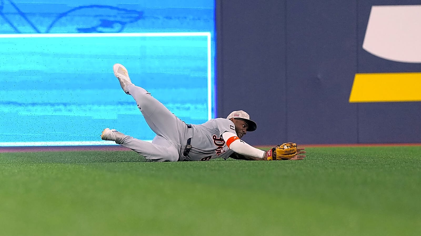 Brewers add longtime Tigers outfielder