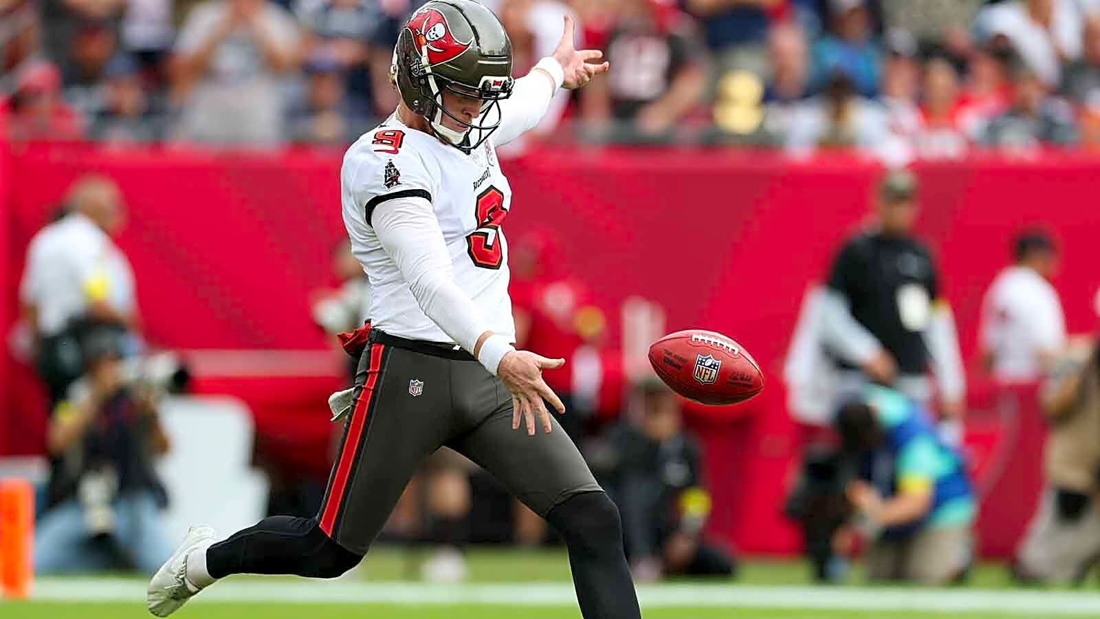 Buccaneers pick up option on key special teamer