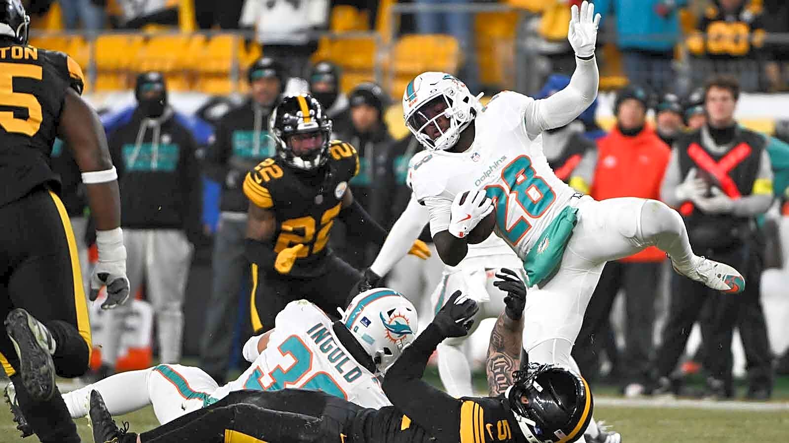 Dolphins’ Minkah Fitzpatrick exits MNF with troubling injury