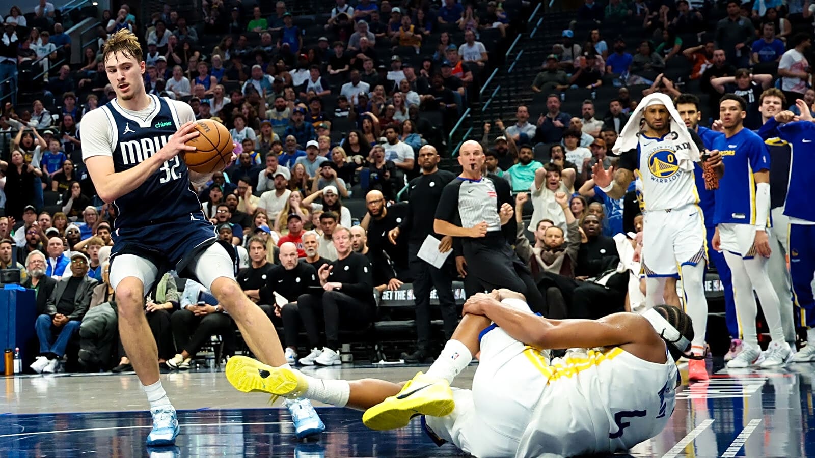 Mavericks’ Cooper Flagg reacts to Moses Moody’s frightening injury