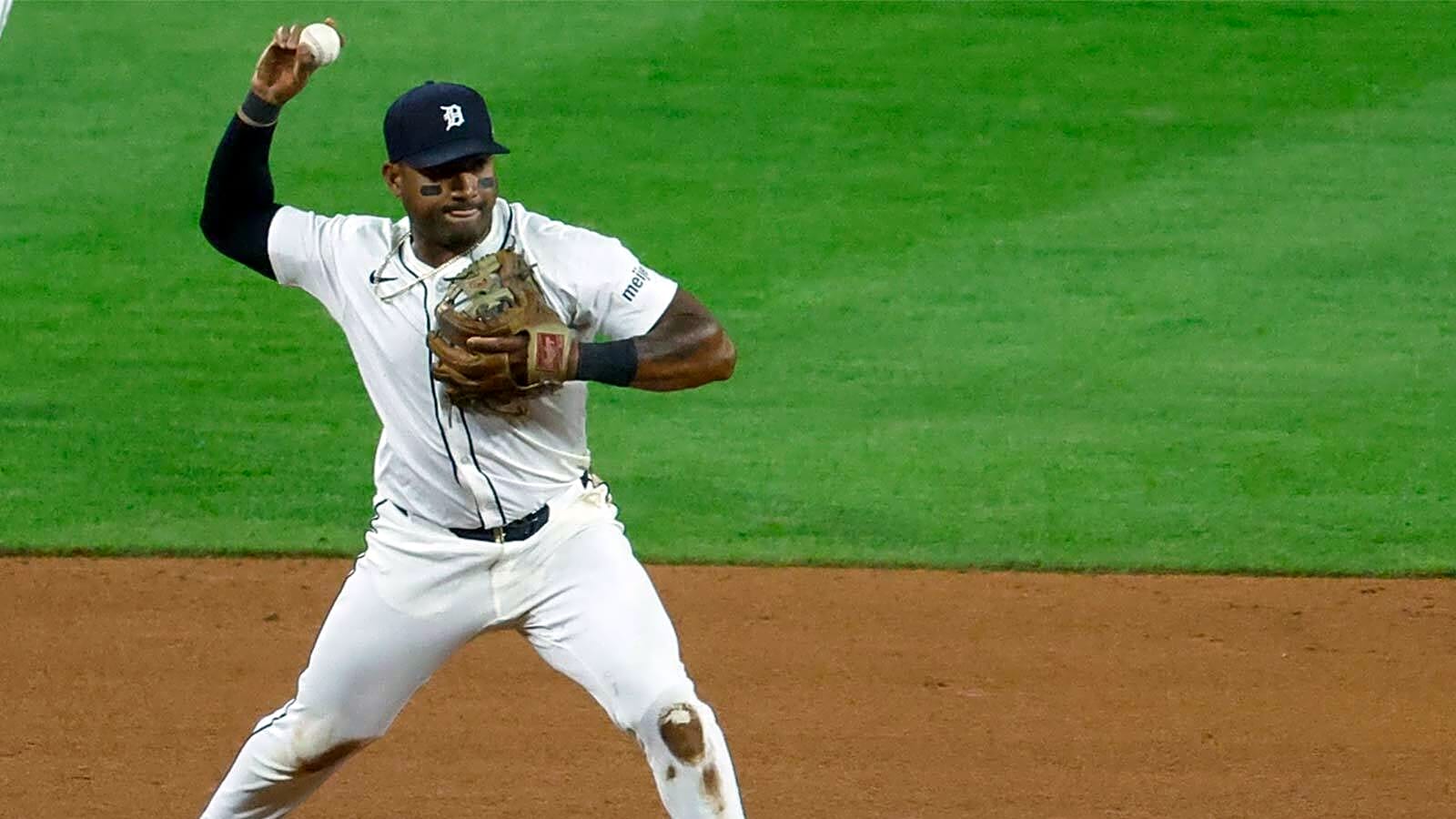 Dodgers agree to MLB contract with ex-Tigers infielder