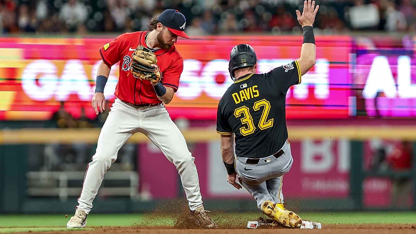 Rays acquire infielder, pitcher in Braves trade